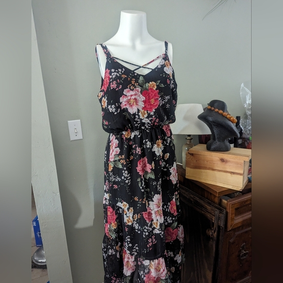 Corvia Dresses & Skirts - NWT Corvia Spaghetti strap Floral dress size Medium